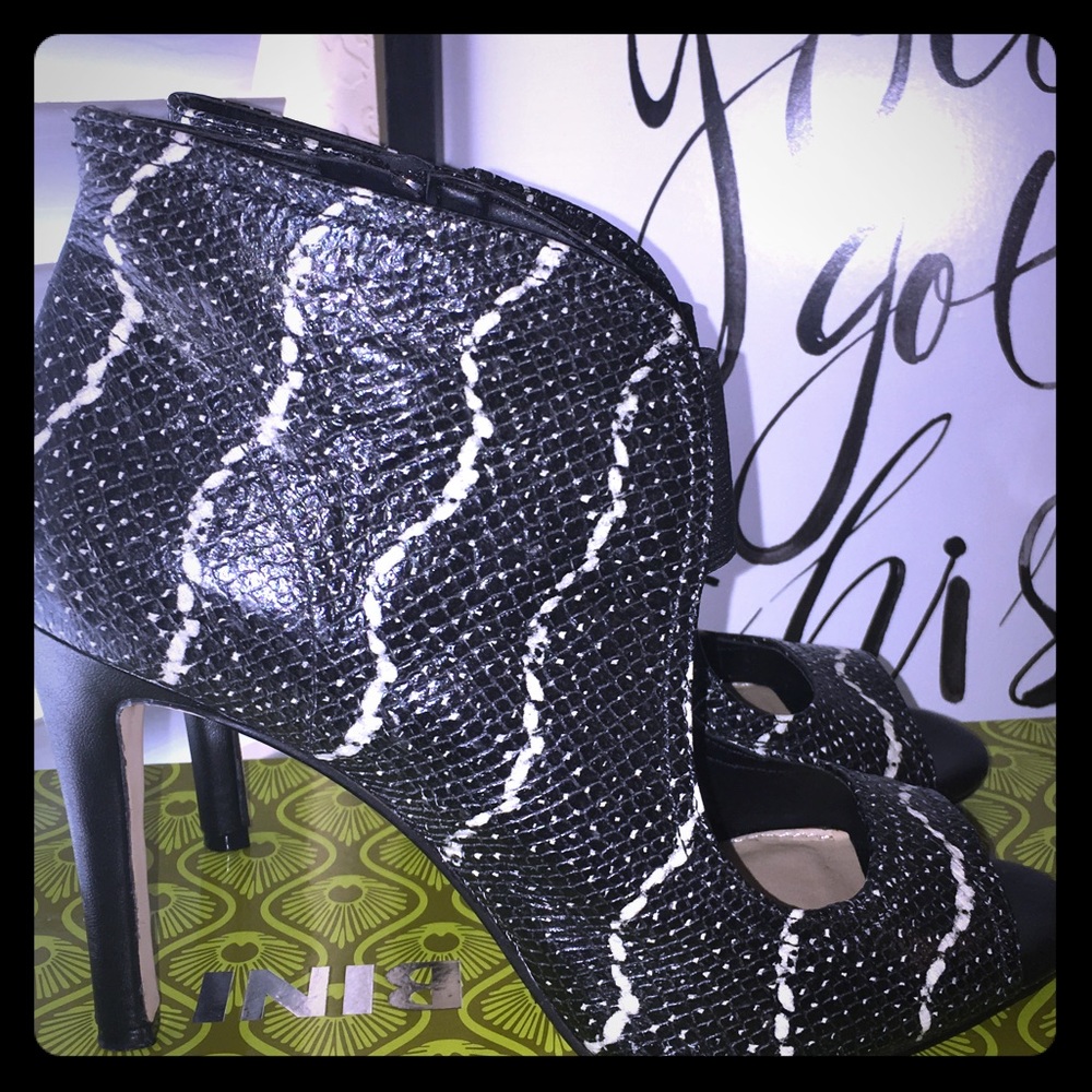 Gianni Bini Black and White Sandals